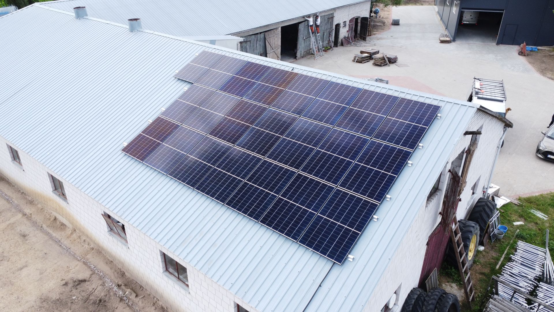 Panel fotowoltaiczny na blaszanym dachu