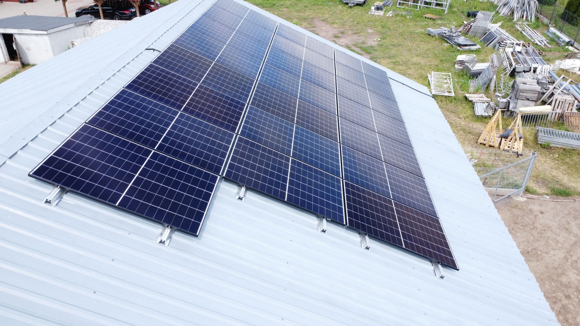 Panel fotowoltaiczny na blaszanym dachu