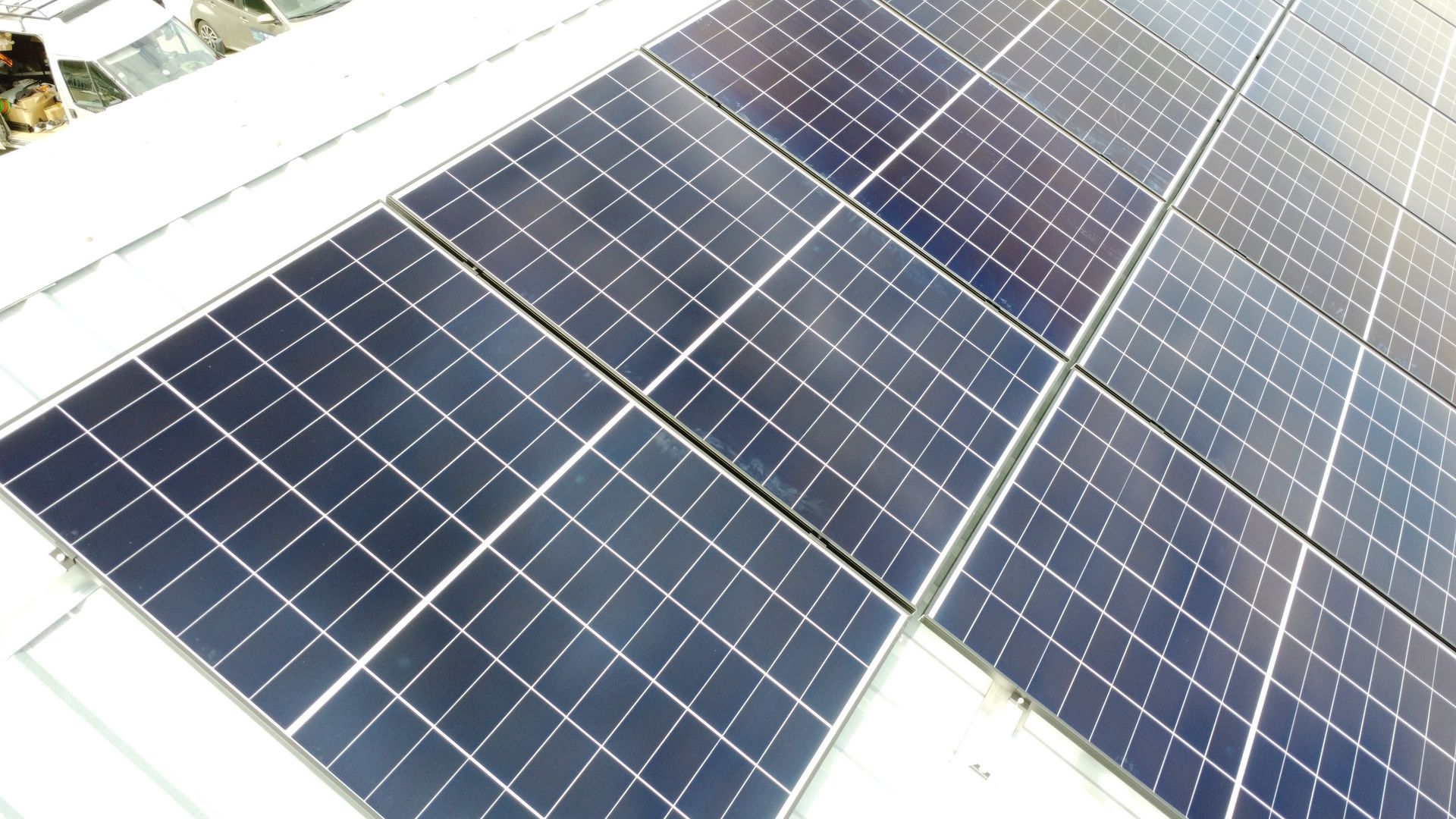 Panel fotowoltaiczny na blaszanym dachu garażu