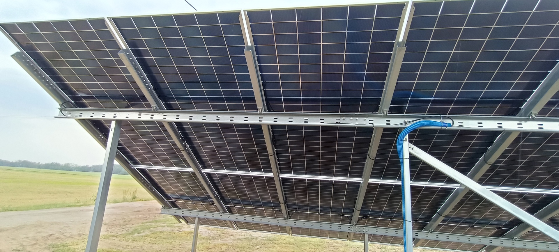 Panel fotowoltaiczny od dołu