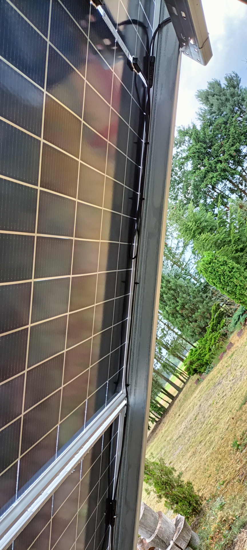 Panel fotowoltaiczny od dołu