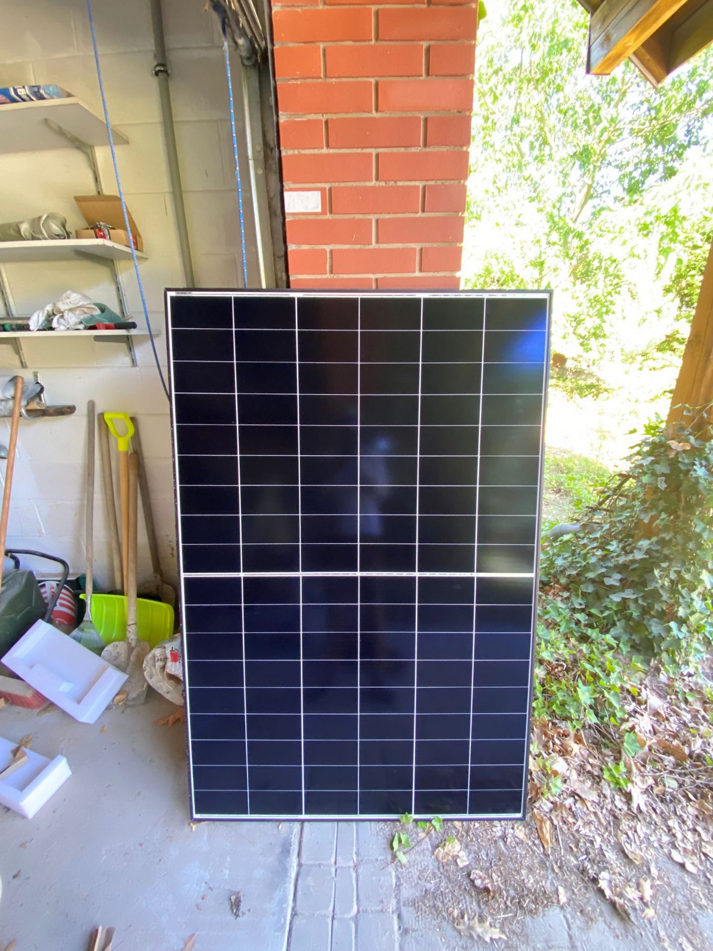 Panel fotowoltaiczny przed montażem