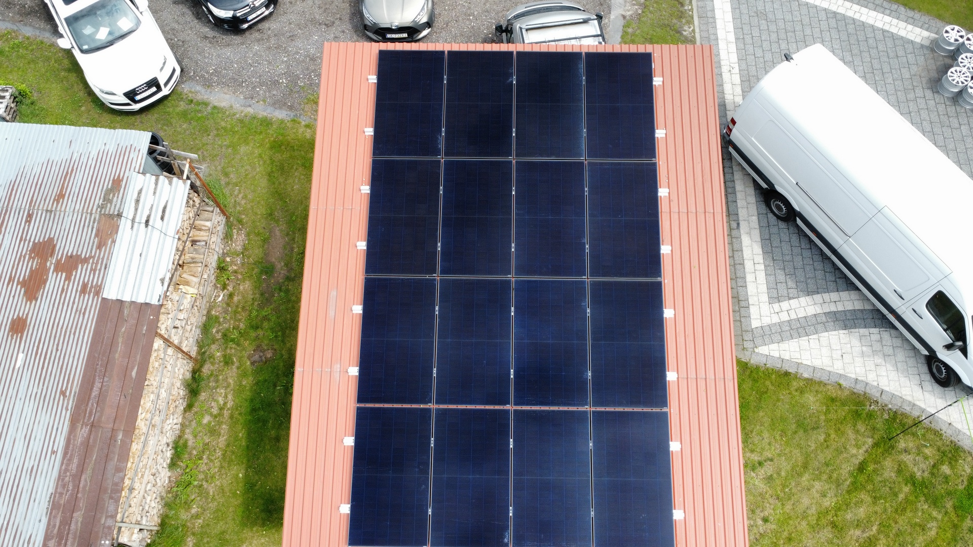 Panel fotowoltaiczny na garażu