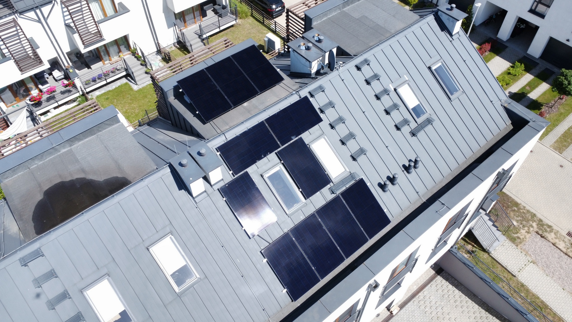 Panel fotowoltaiczny na nowoczesnym domu