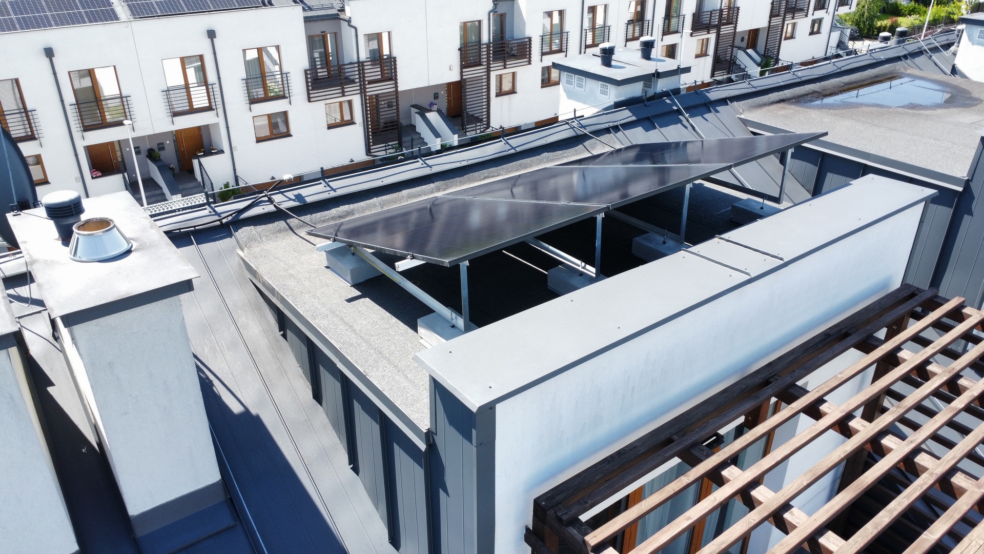 Panel fotowoltaiczny wolnostojący na dachu