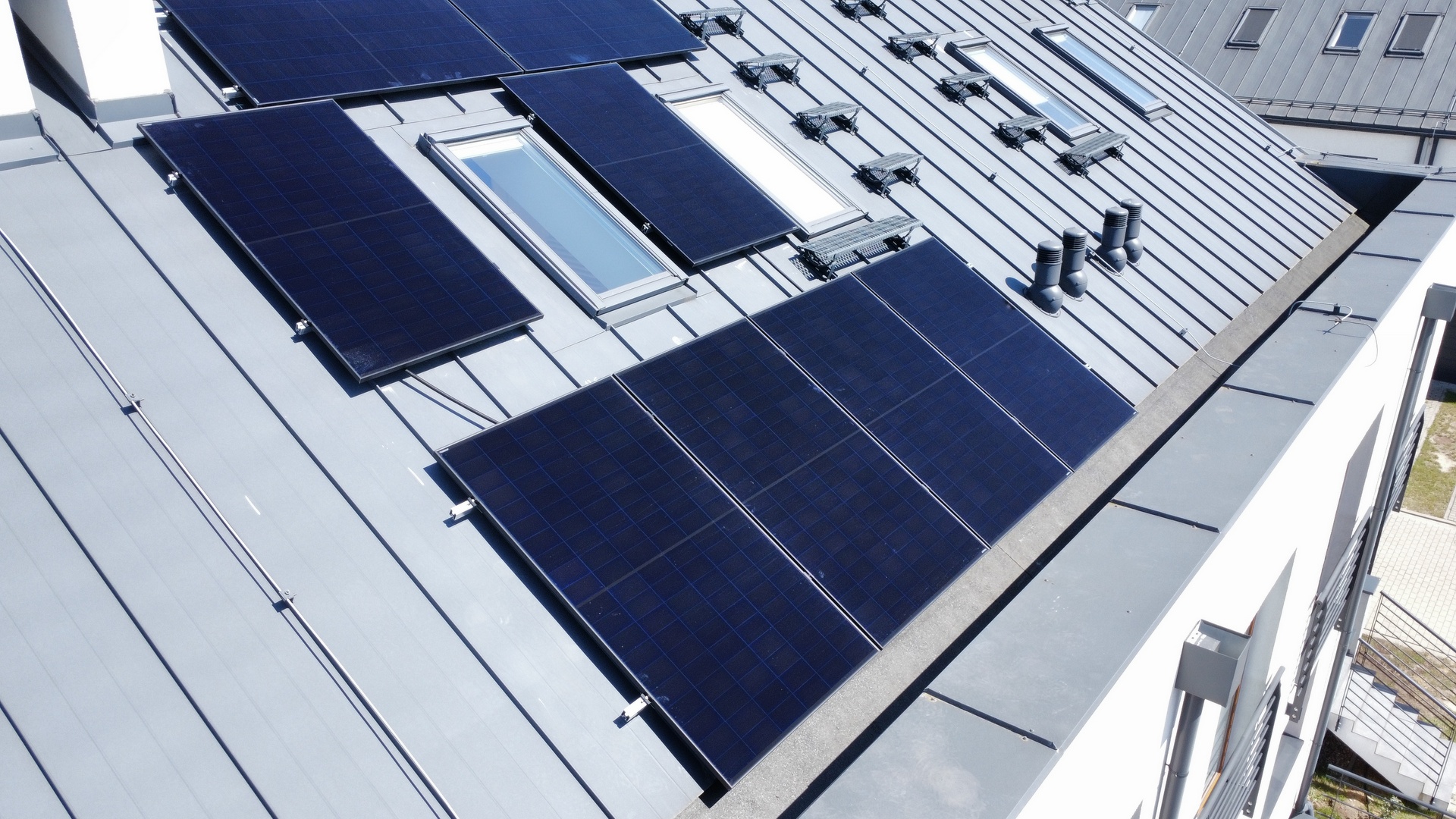 Panel fotowoltaiczny na dachu nowoczesnego domu